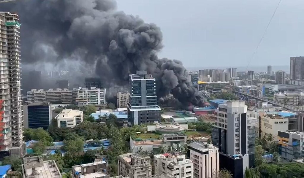 These are unpredictable and uncertain times, and one such shocker came when the set of  Ranbir Kapoor and Shraddha Kapoor’s yet-to-be-titled movie caught fire yesterday. The tragedy took place in Mumbai at Andheri West’s Chitrakoot studio near Link Road.  Reportedly, the fire had engulfed approximately an area of 1000 sq ft. The media reports suggest that ten fire engines and two water tanks were rushed to the location and attempts were made to extinguish the fire. The photos and videos of fumes of black smoke blown in the air surfaced online from the location. As per the latest reports, a 32-year old man succumbed to the massive fire accident. Due to the perplexity of the miserable incident, it seems that their fans have to wait a little longer to watch the duo spill magic with their chemistry on-screen.    Further, Ranbir has been in limelight due to his recent movie Shamshera whereas Shraddha’s last film was Baaghi 3 in year 2020.  CheckBrand brings you the anaylsis of their digital presence.      Engagements              Sentiments  Search Engine Score   Ranbir Kapoor        662.9K    23.7% +ve   19.1% -ve              8399   Shraddha Kapoor         9.3K    26.7% +ve       8% -ve              8661                                                   *Data – Last seven days