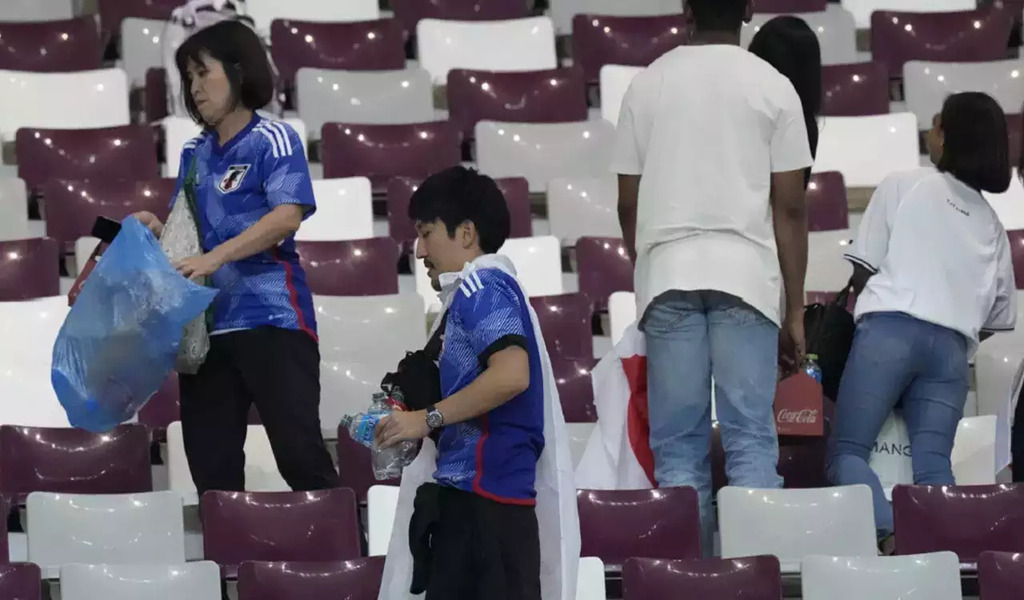 FIFA 2022: Japanese fans Stay Back in the Stadium to Clean up litter after the match; Receives 21.8% Positive Sentiments on the Internet